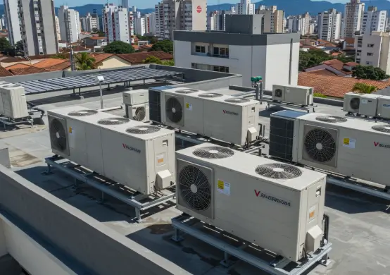 Sistema multi-split e VRF instalado em ambiente comercial no Recife