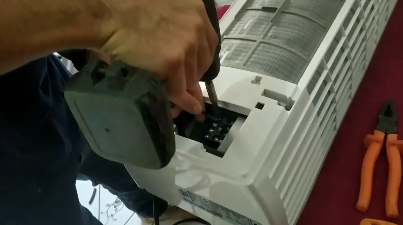 Técnico realizando instalação de ar-condicionado split em Recife
