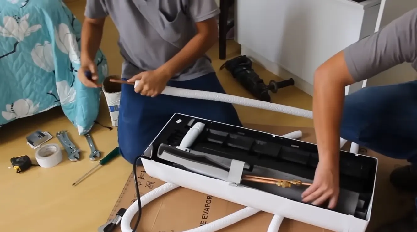 Técnico inspecionando unidade externa durante manutenção de ar-condicionado